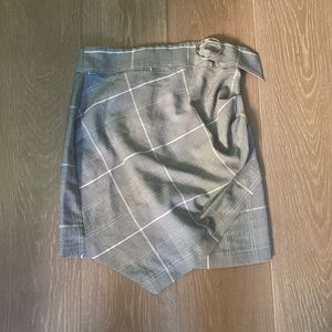 Cute skirt with silver belt attached flattering